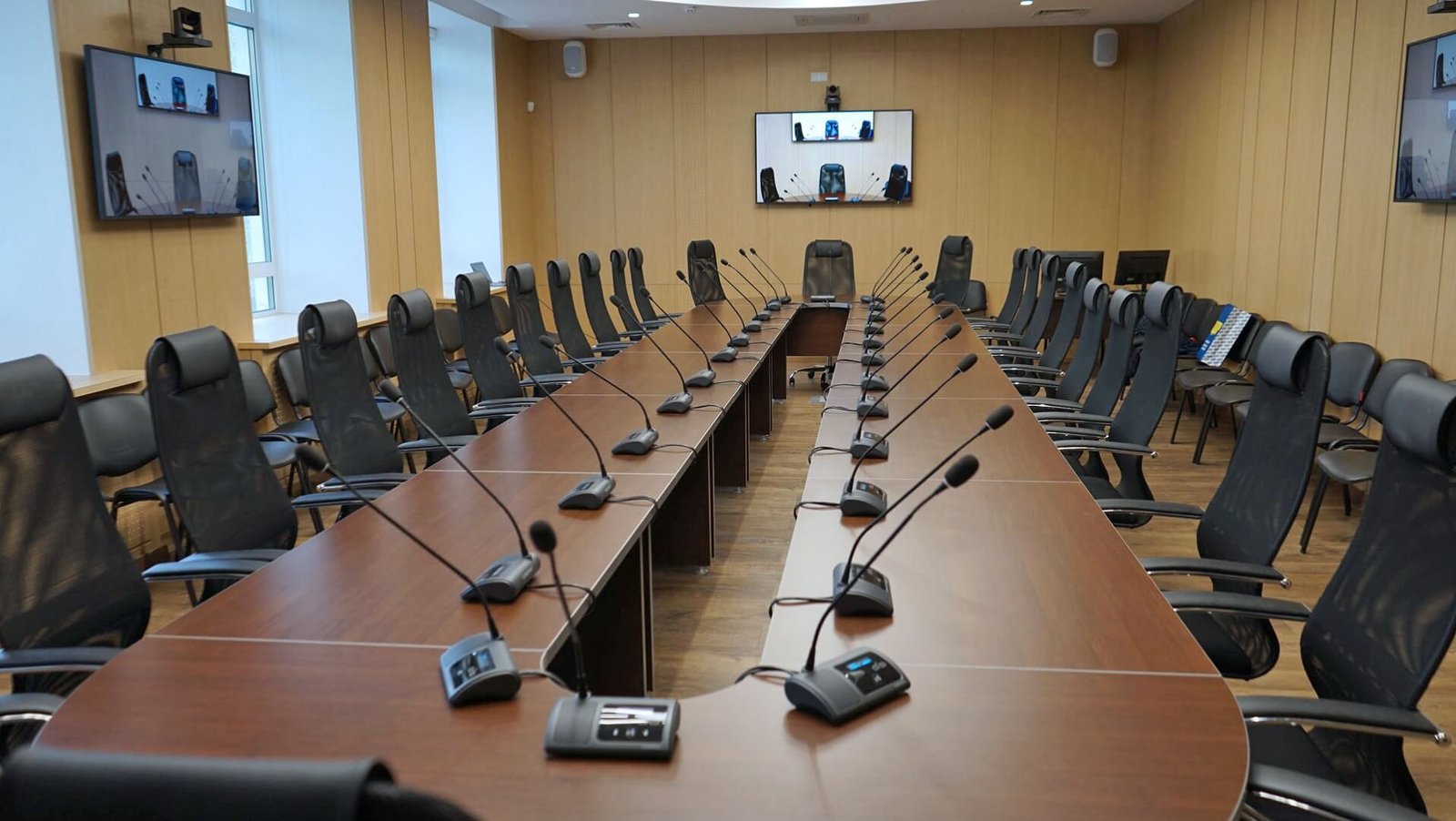 ARVOX 30-Pcs Wired Digital Conference System Package | 1 Chairman Unit + 29 Delegate Units + Central Amplifier